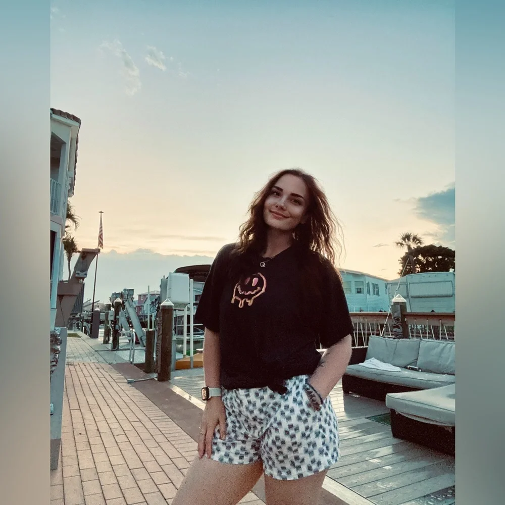 Madi is live!!🕺💃 shop & share💜🫶🏼🥰 - Picture 4 of 6